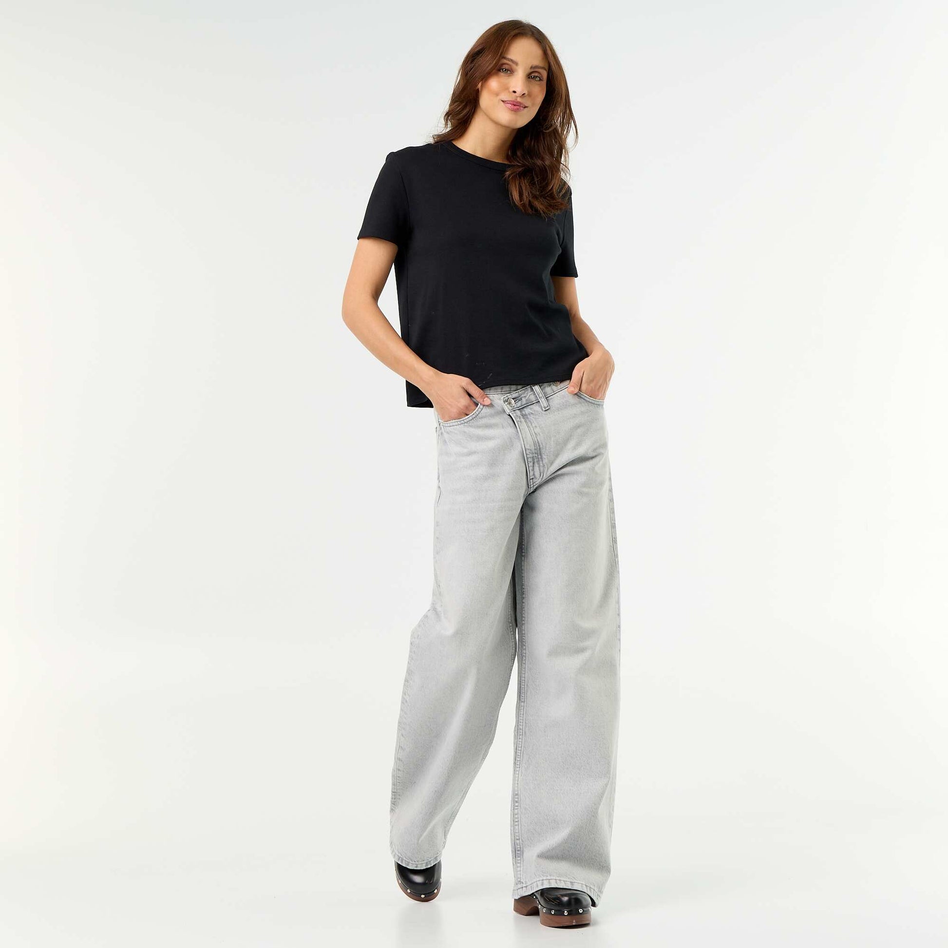 Jean barrel avec patte de boutonnage décalée GRIS