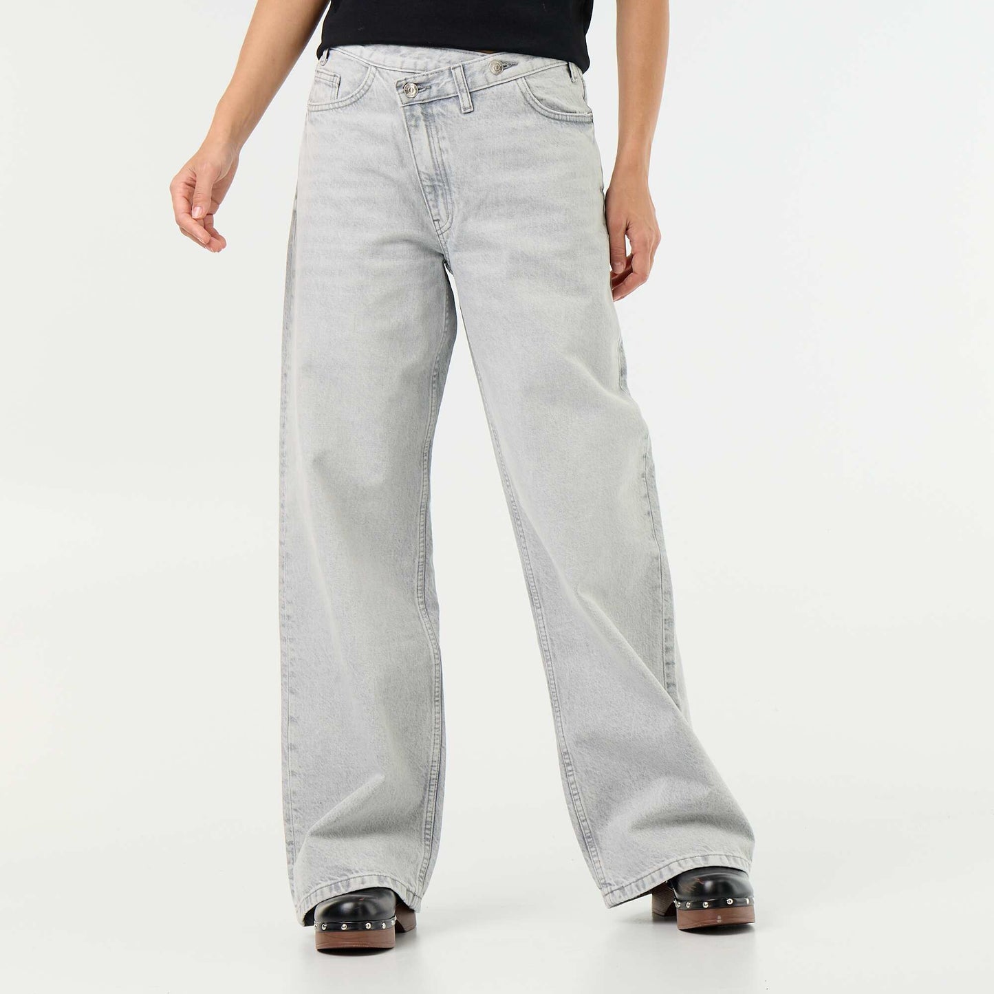 Jean barrel avec patte de boutonnage décalée GRIS