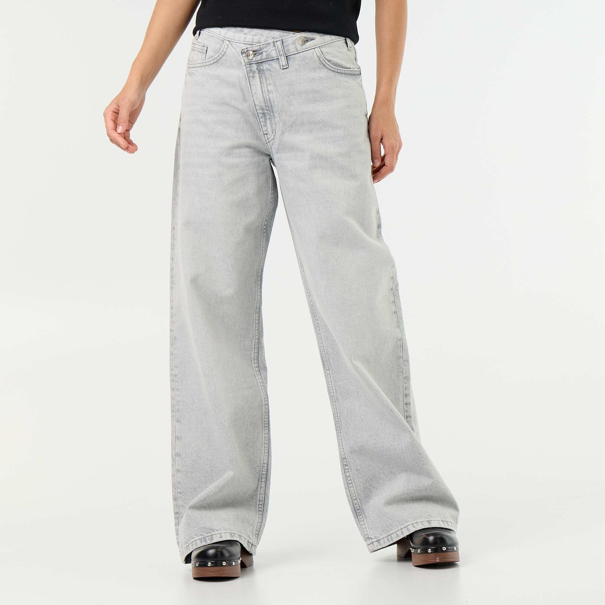 Jean barrel avec patte de boutonnage décalée GRIS