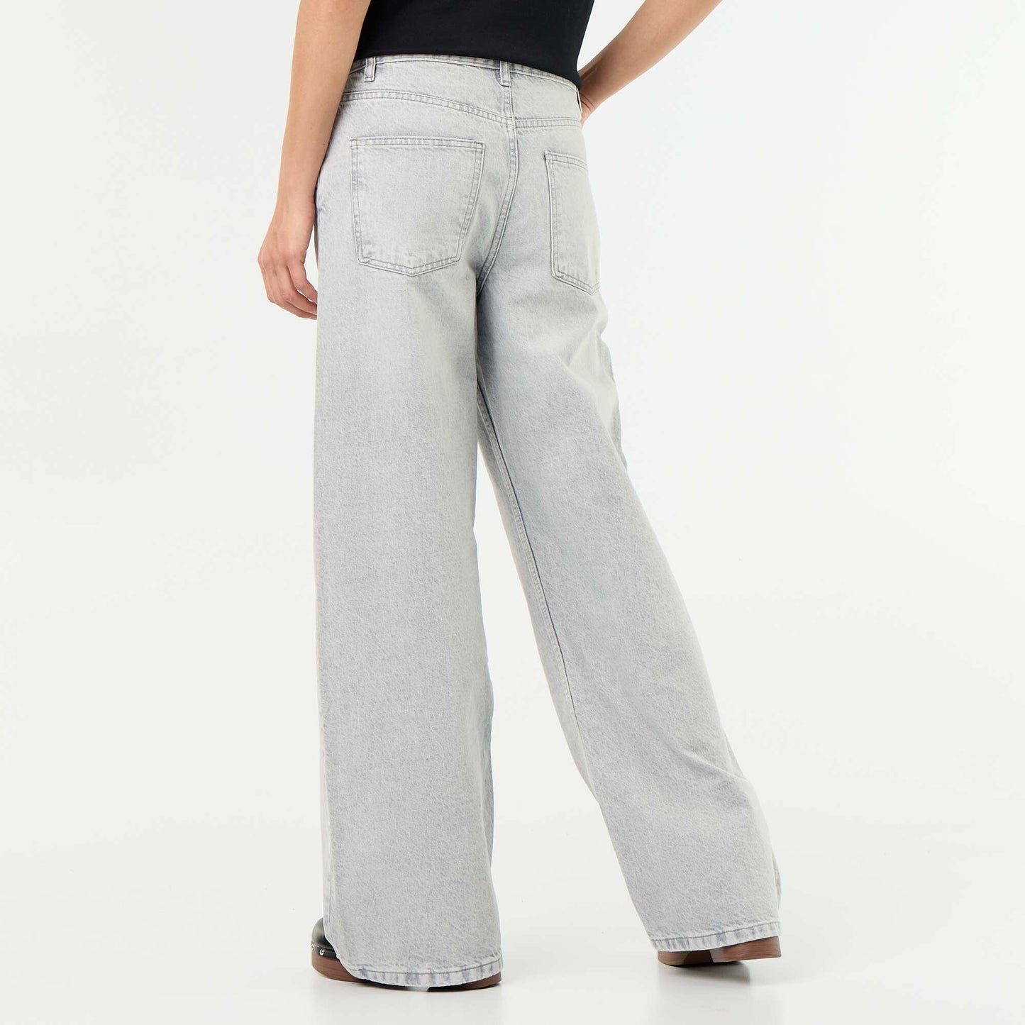Jean barrel avec patte de boutonnage décalée GRIS
