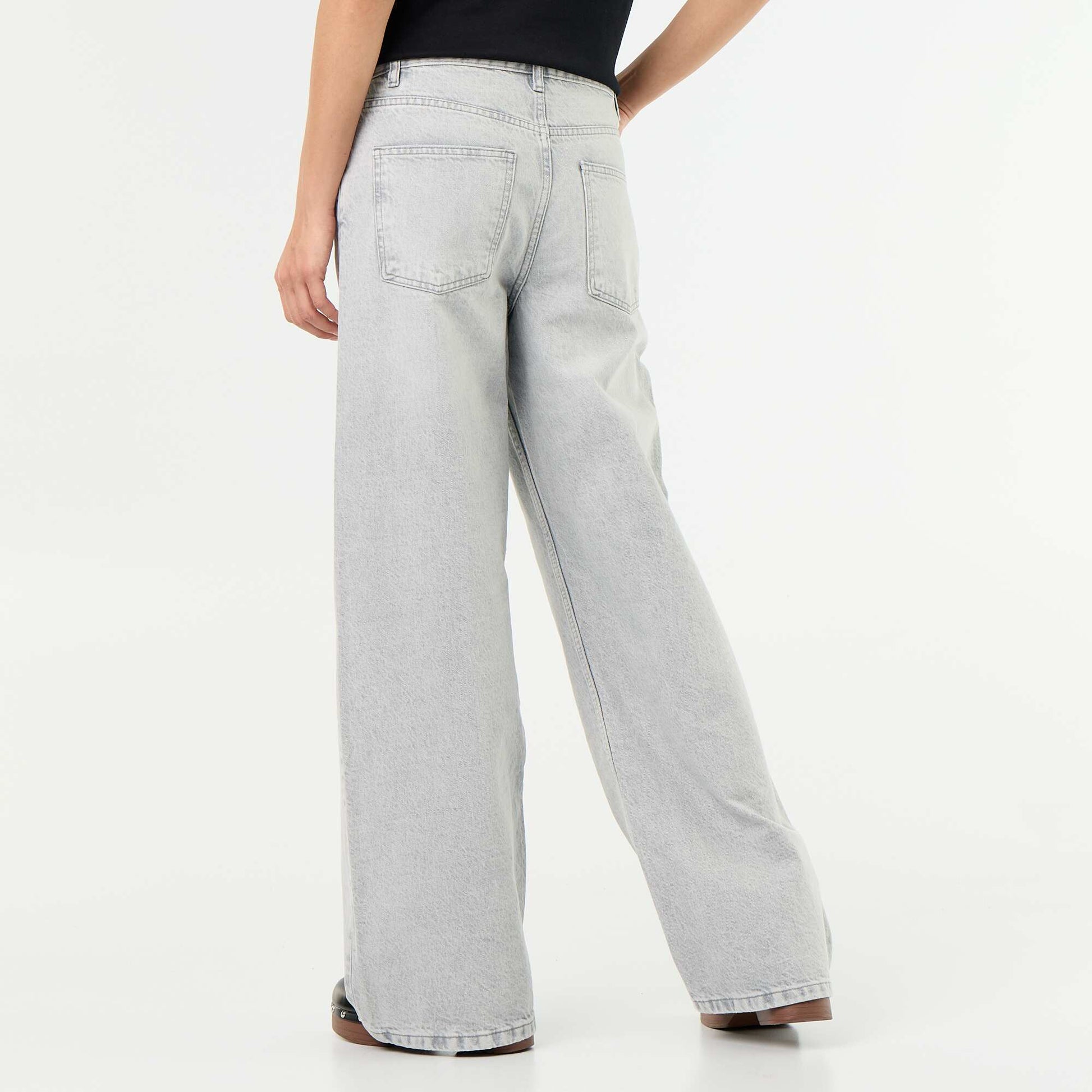 Jean barrel avec patte de boutonnage décalée GRIS