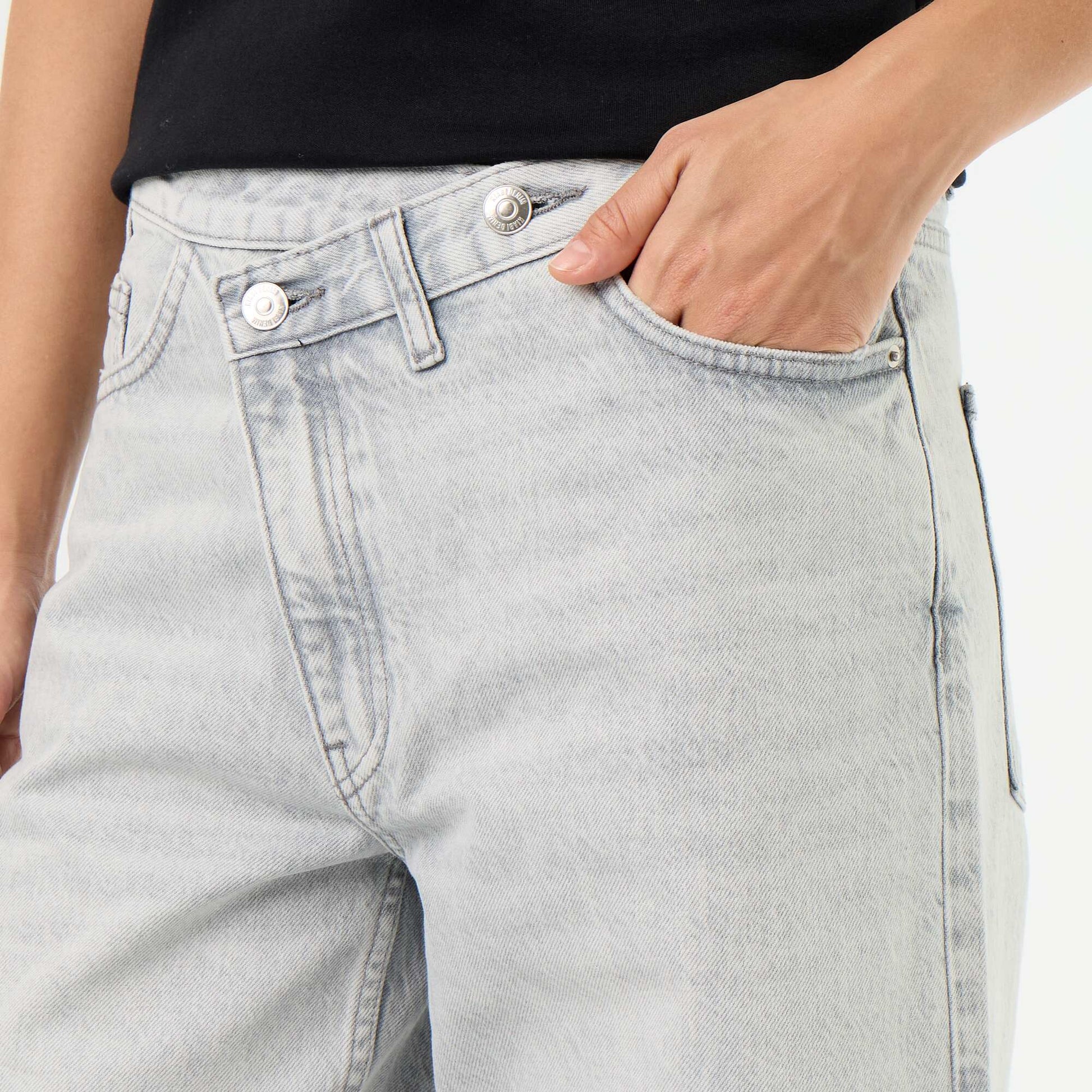 Jean barrel avec patte de boutonnage décalée GRIS