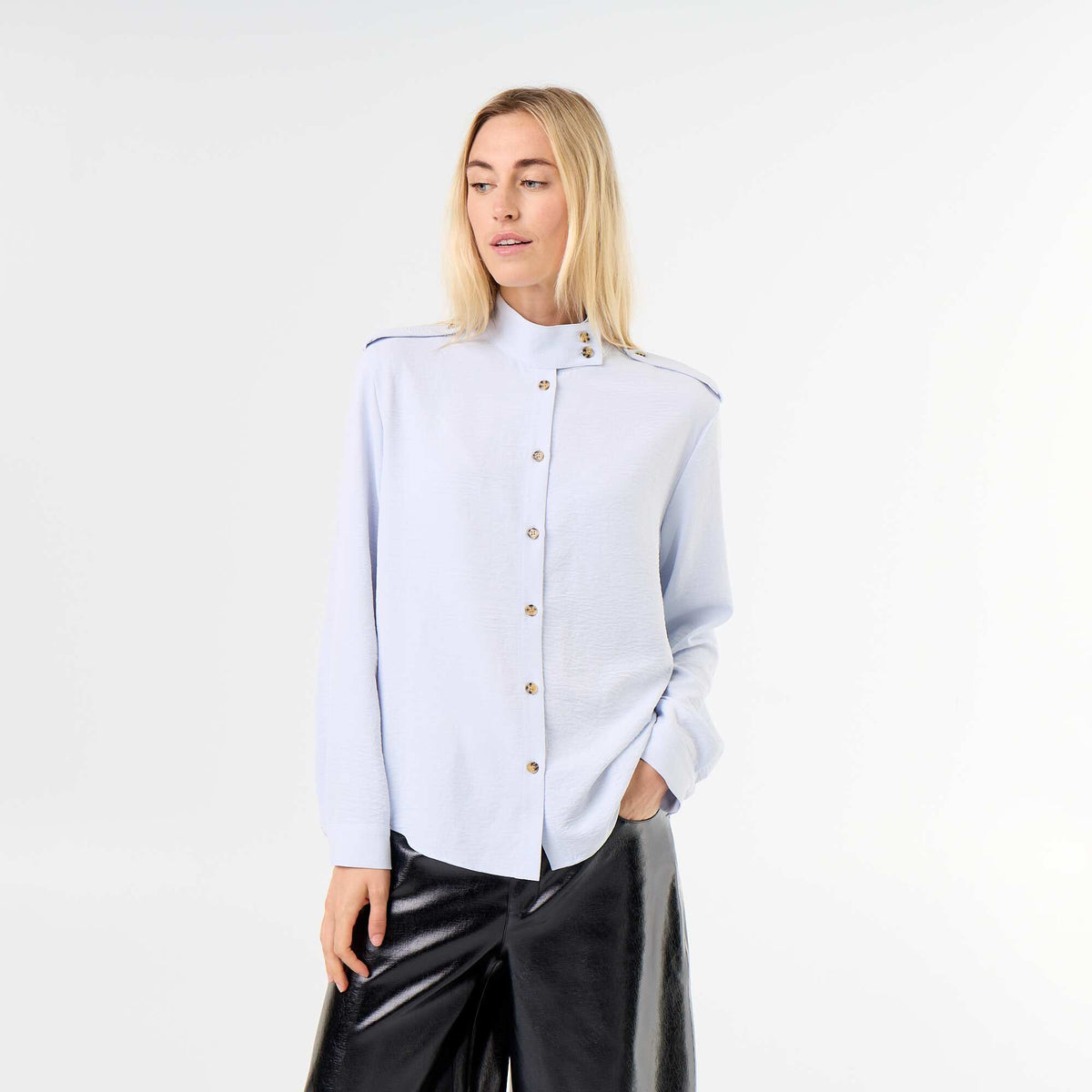 Chemise à col haut et empiècements épaules BLEU