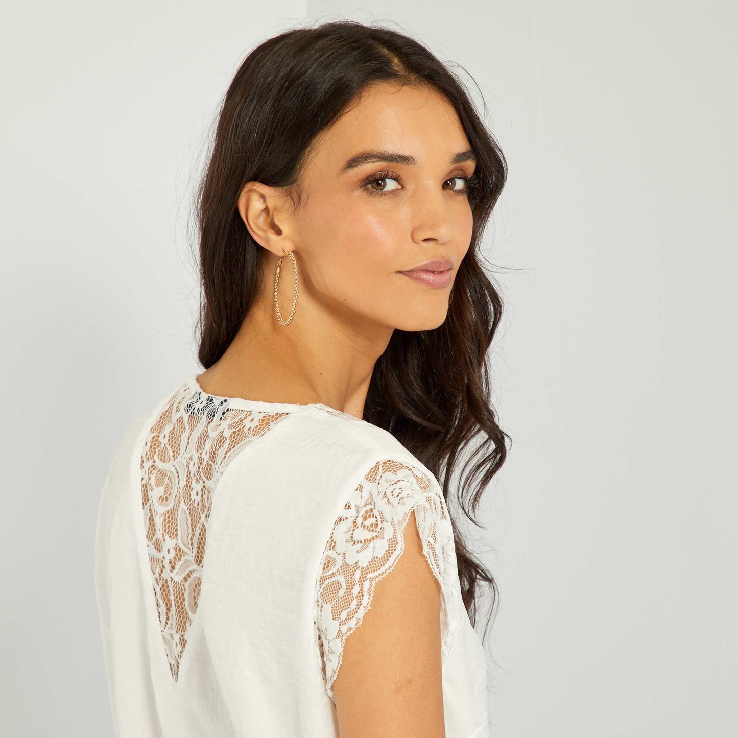 Blouse satinée avec dentelle blanc