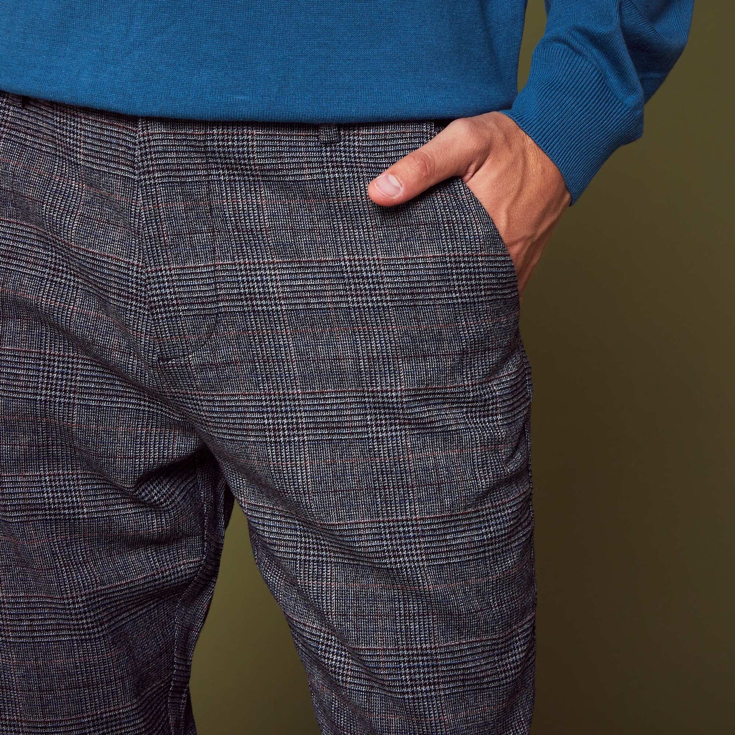Pantalon chino à carreaux Gris