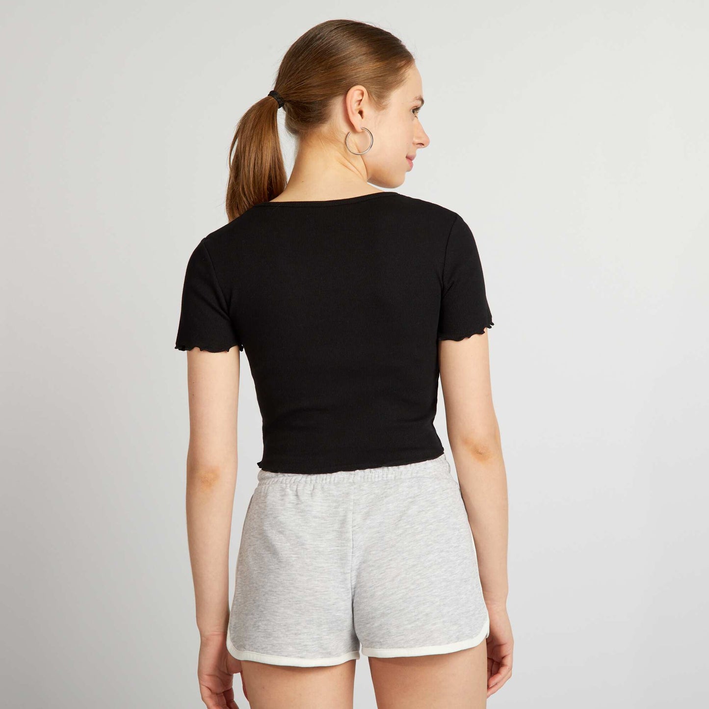 Crop-top à bords ondulés noir